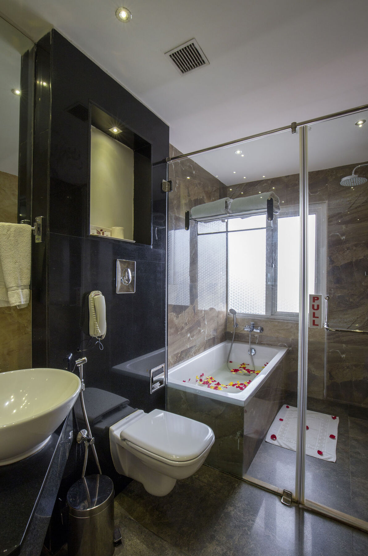 The Pgs Vedanta Hotel Kochi ภายนอก รูปภาพ
